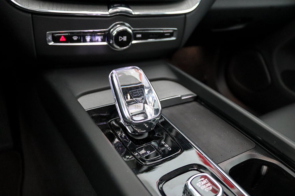 Volvo XC60 Recharge T8 AWD Ultra Dark B&W Pano Drag MOMS