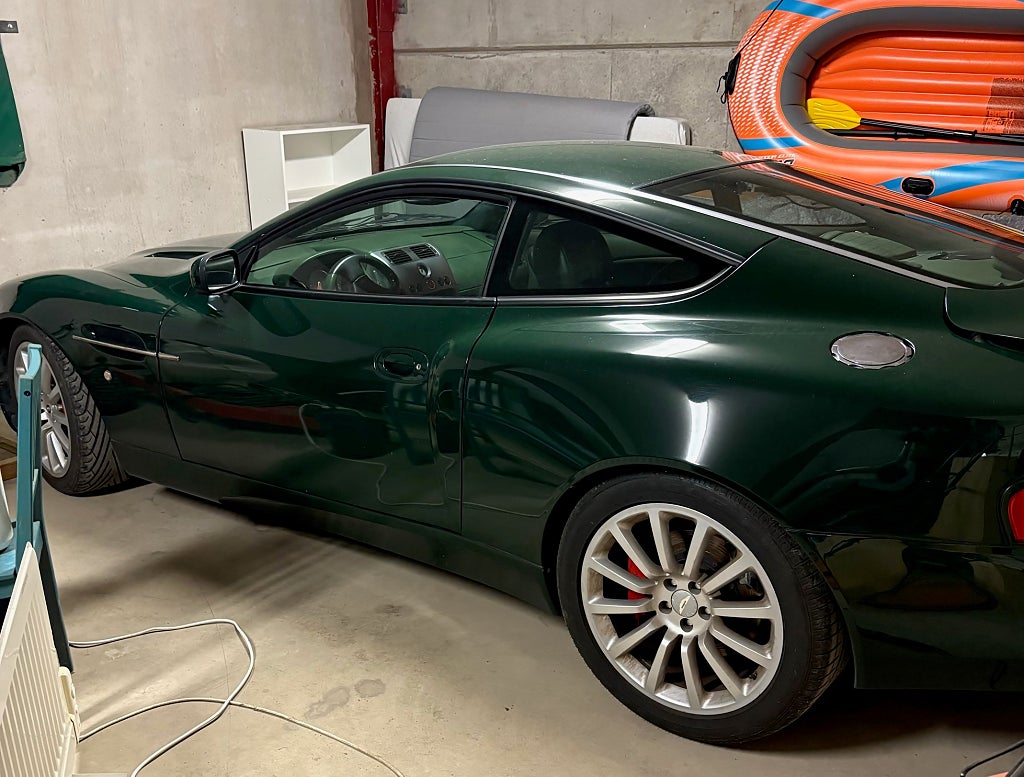 Aston Martin Vanquish 5.9 V12