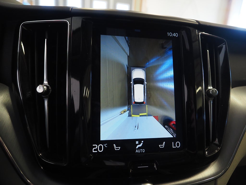 Volvo XC60 B4 AWD Geartronic Momentum 360° Pano Drag Navi Värm