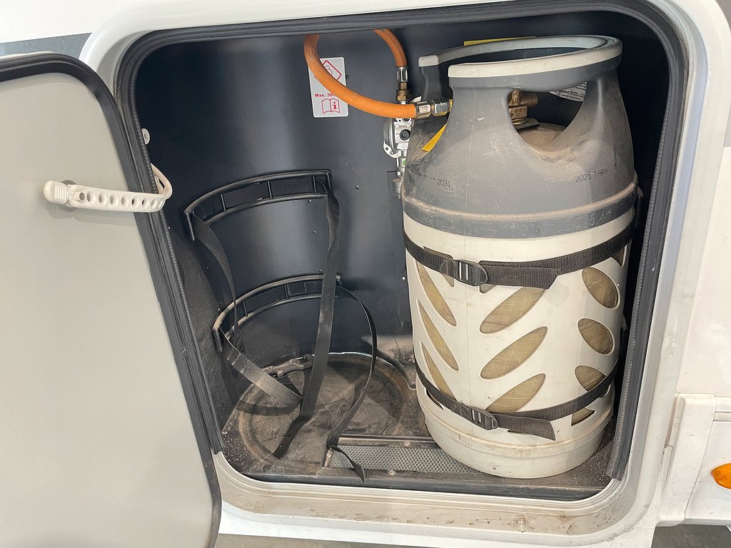 Adria Coral 670 SLT /Solcell/Badrum bak/Ugn/Fint skick/L-bädd - Adria