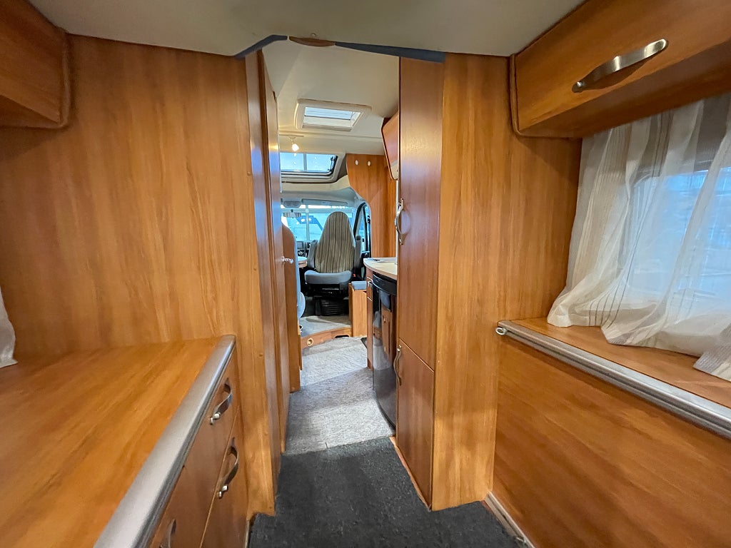 Hymer Compact 408 / Litium / B-kort / Höj och sänkbar säng /   - Hymer