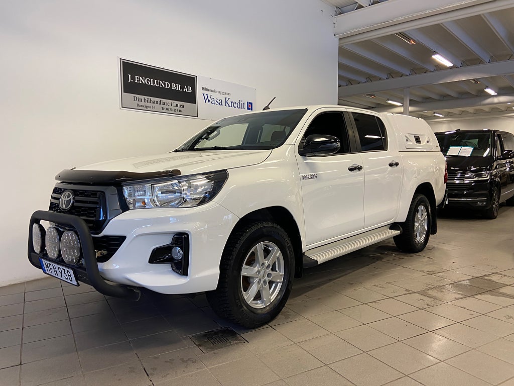 Toyota Hilux Dubbelhytt 2.4 AWD Aut Dvärmare Kåpa Moms Euro6