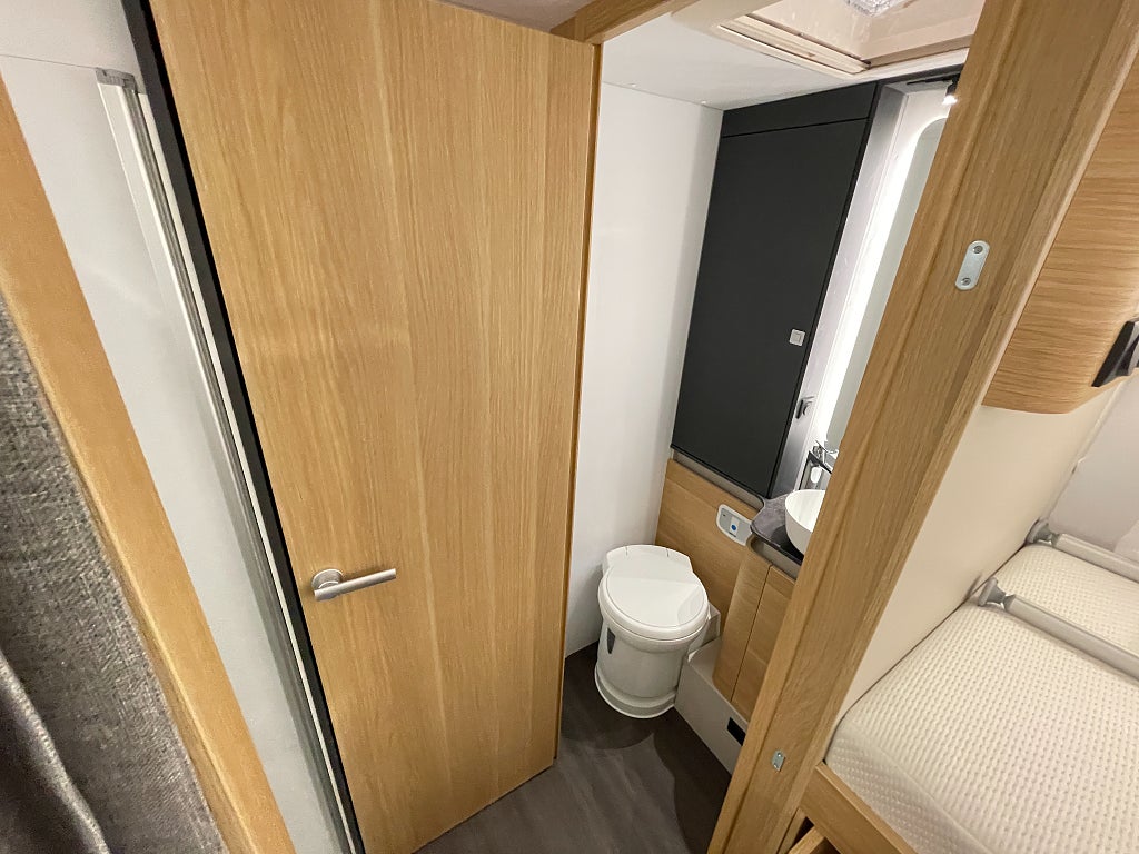 Adria Matrix Axess 670 SL /Taksäng/Automat/5 bältad/B-körkort - Adria
