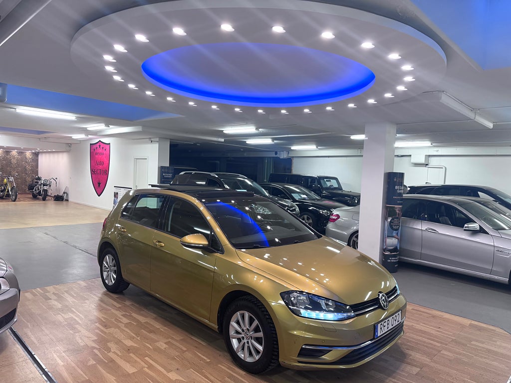 Volkswagen Golf 5-dörrar 1.0 TSI panoramaglas, nyservervad, nybesiktigad Euro 6