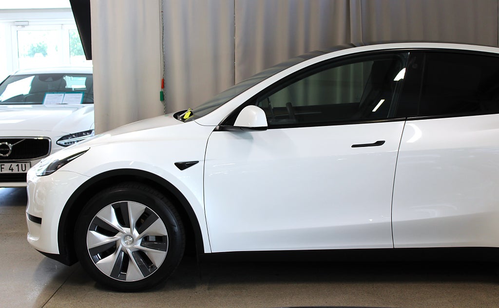 Tesla Model Y Standard Range RWD 299HK, Drag, Värmepump, 3,99% Ränta