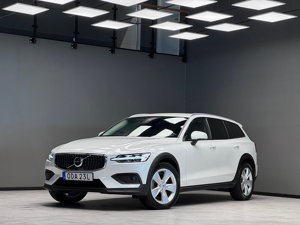 Volvo V60 Cross Country B4 AWD Core / Drag / Värmare / Google