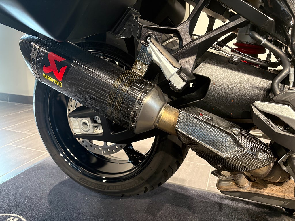 BMW S1000XR/3st väskor/Akrapovic/Chassisänkt