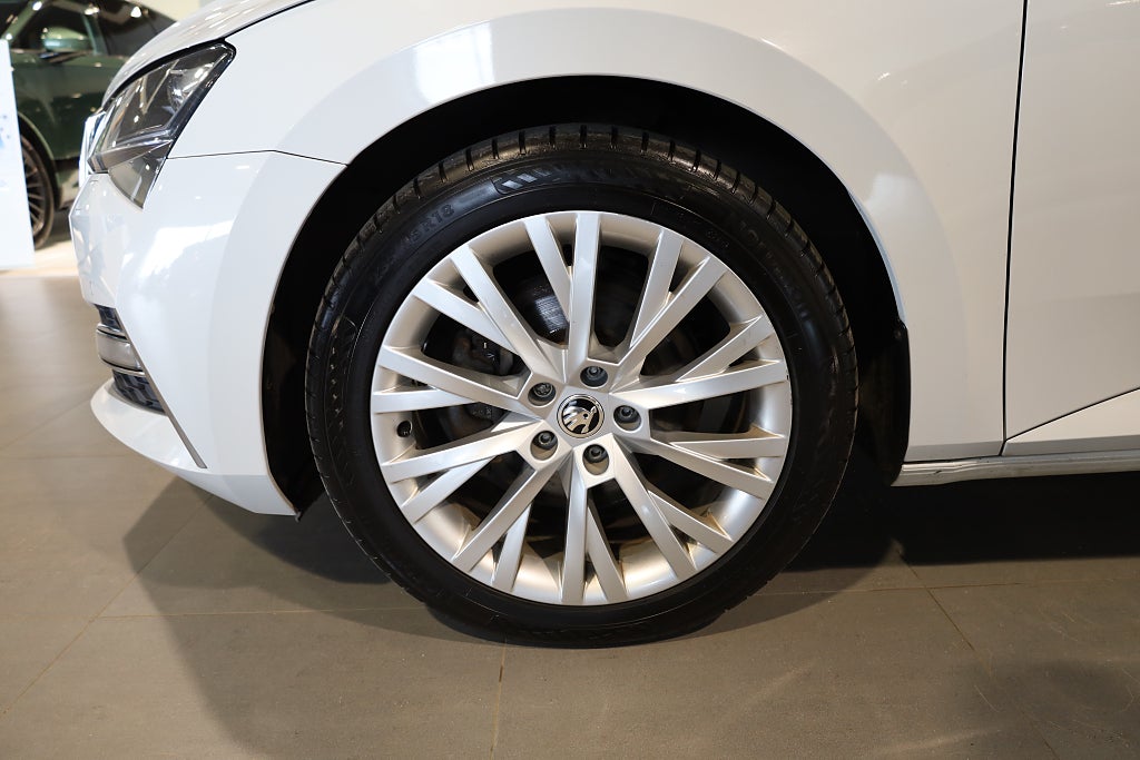 Skoda Superb iV Kombi 1.4 TSI iV Business Edition Drag Värmare 2022