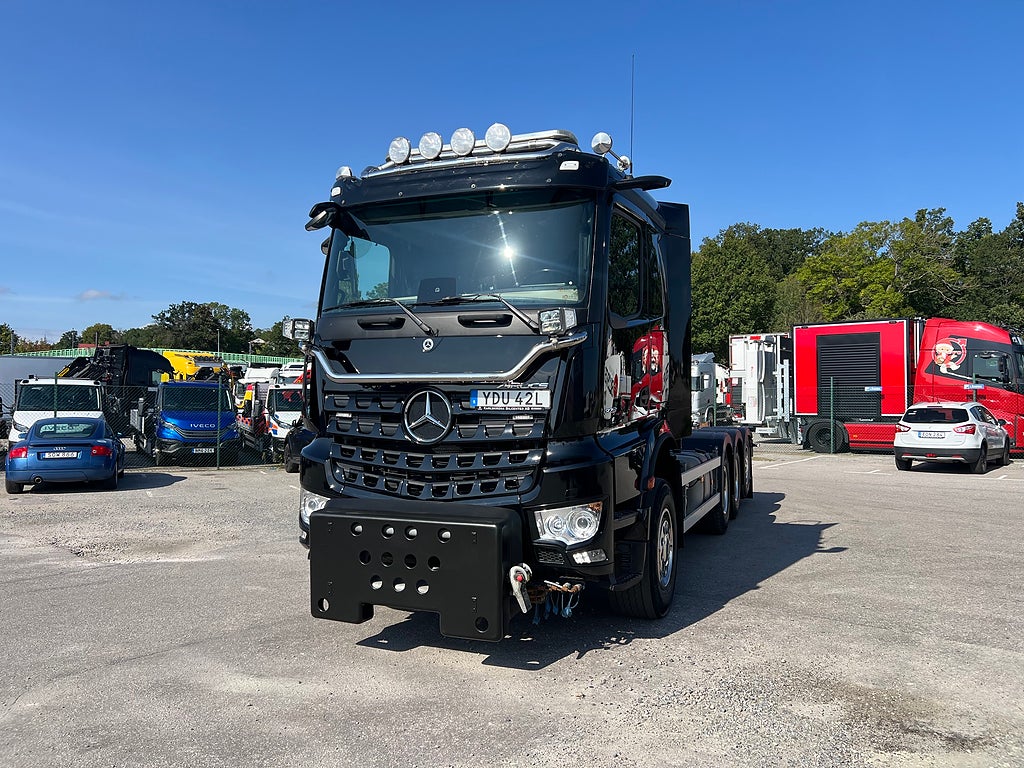 Mercedes-Benz Arocs 3251 Tridem Lastväxlare, Fullt Plogutrustad