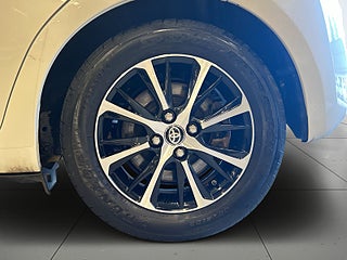 Toyota Yaris Hybrid e-CVT Rattvärme/Kamera/MoK/AWD – bild 14