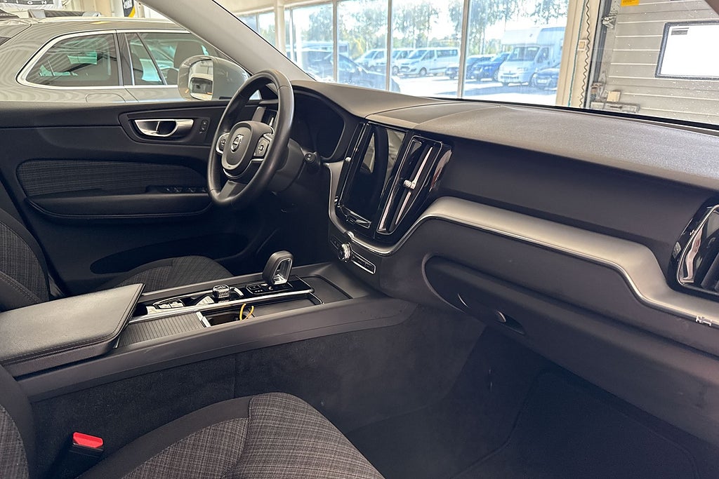 Volvo XC60 Recharge T6 AWD Aut Core Edition V-hjul Pano Kamera Nav miniatyr 8