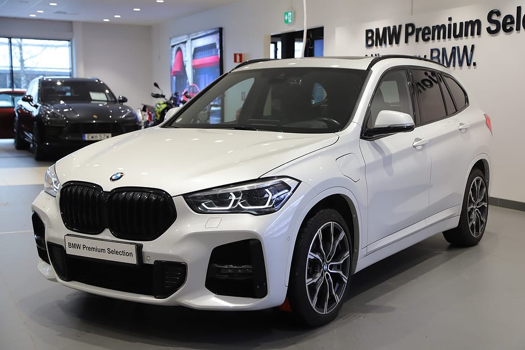 BMW X1 xDrive25e Adaptiv Farthållare / H&K / Panorama / Drag / Rattvä..