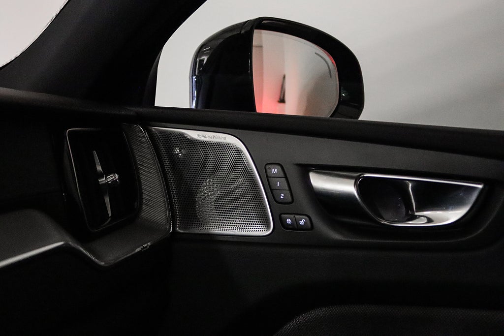 Volvo XC60 II Recharge T8 AWD R-Design Polestar Pano B&W HuD