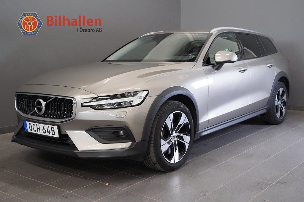 Volvo V60 Cross Country B4 AWD Pro Edition Läder Komfort Drag Kamera Navi VOC