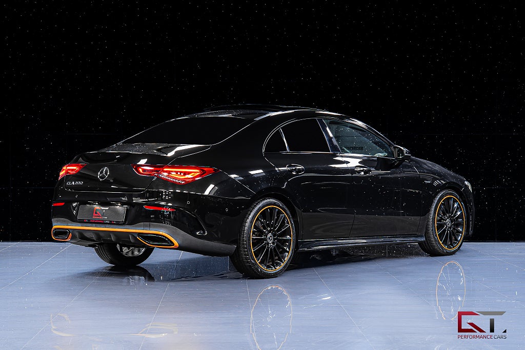 Mercedes-Benz CLA 200 AMG Line Orange Edition Pano Nightpackage P-Värmare 19"