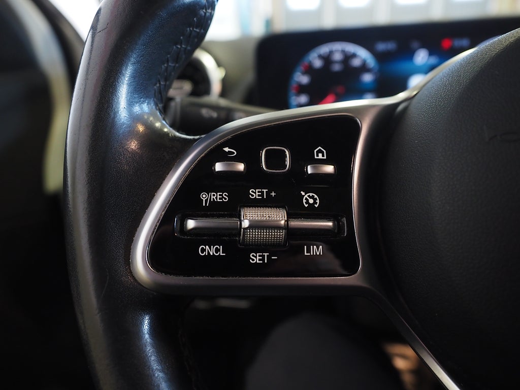 Mercedes-Benz GLA 200 d 8G-DCT Progressive Line Pano Drag Navi Kamera 2021