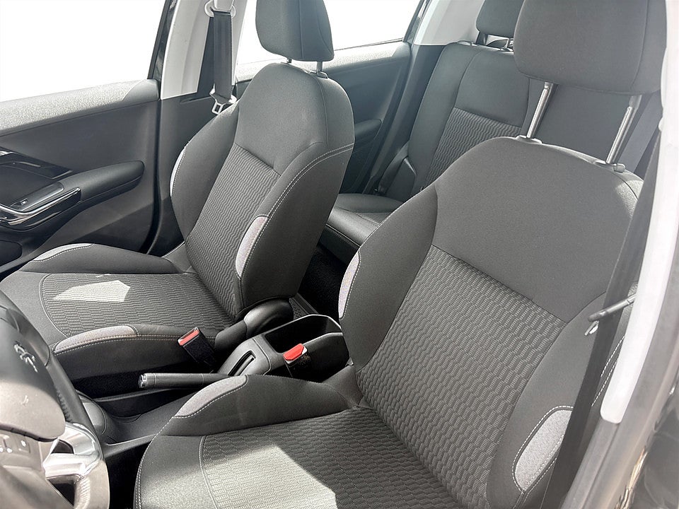 Bild på Peugeot 208 5D Active Style 1.2 PT 82hk Aut PANO