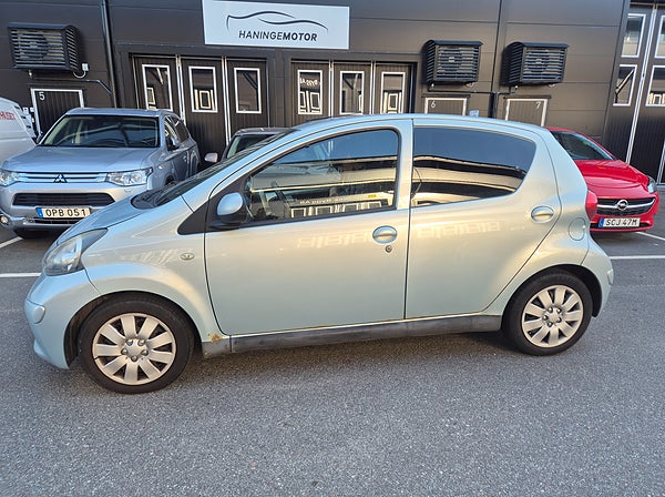 Toyota Aygo 5-dörrar 1.0 VVT-i Besiktad till 2027-09-30 – bild 1 av 1