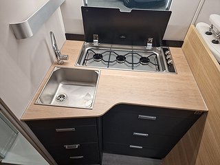 Husbil-halvintegrerad Adria MATRIX 670 SL 60Y 19 av 28