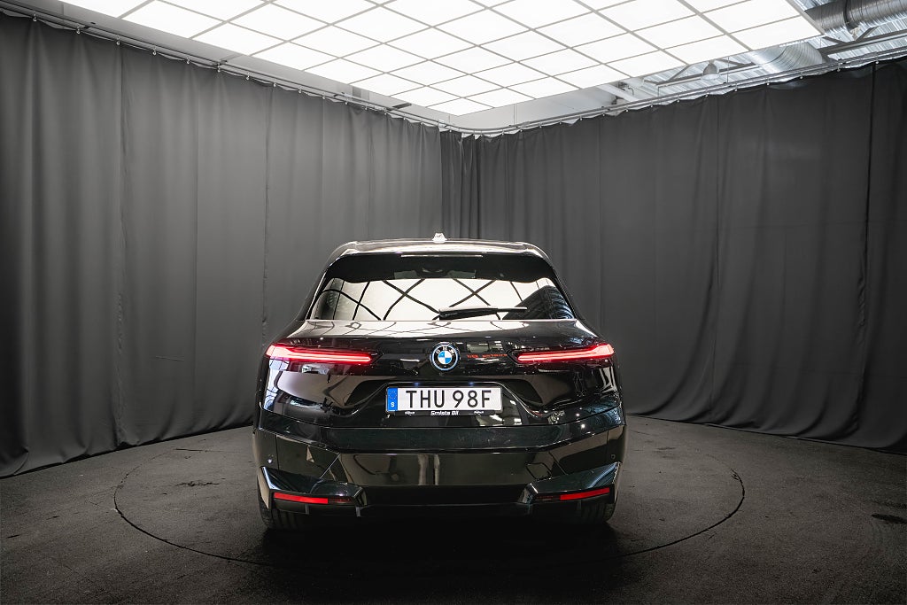 BMW iX xDrive50 LUFT B&W LASER BAKAXELSTYRNING 22'' HUD MOMS