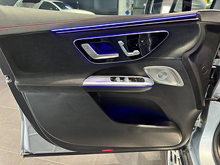 SUV Mercedes-Benz EQE 12 av 15