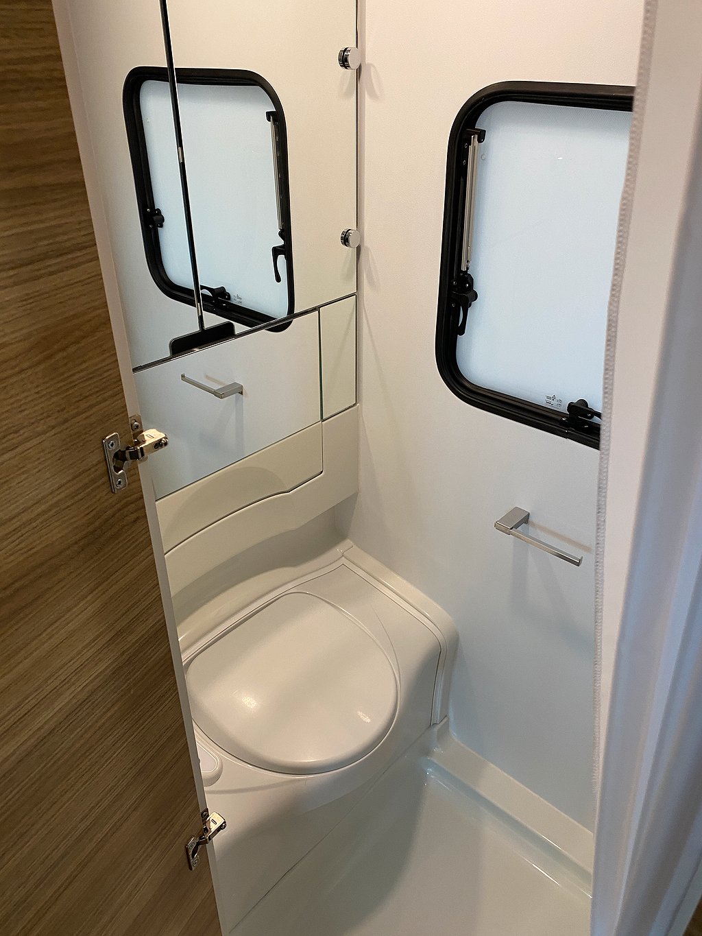 Adria Altea 542 PH / B-körkort / Markis / Queens-bed / Sittgrupp - Adria