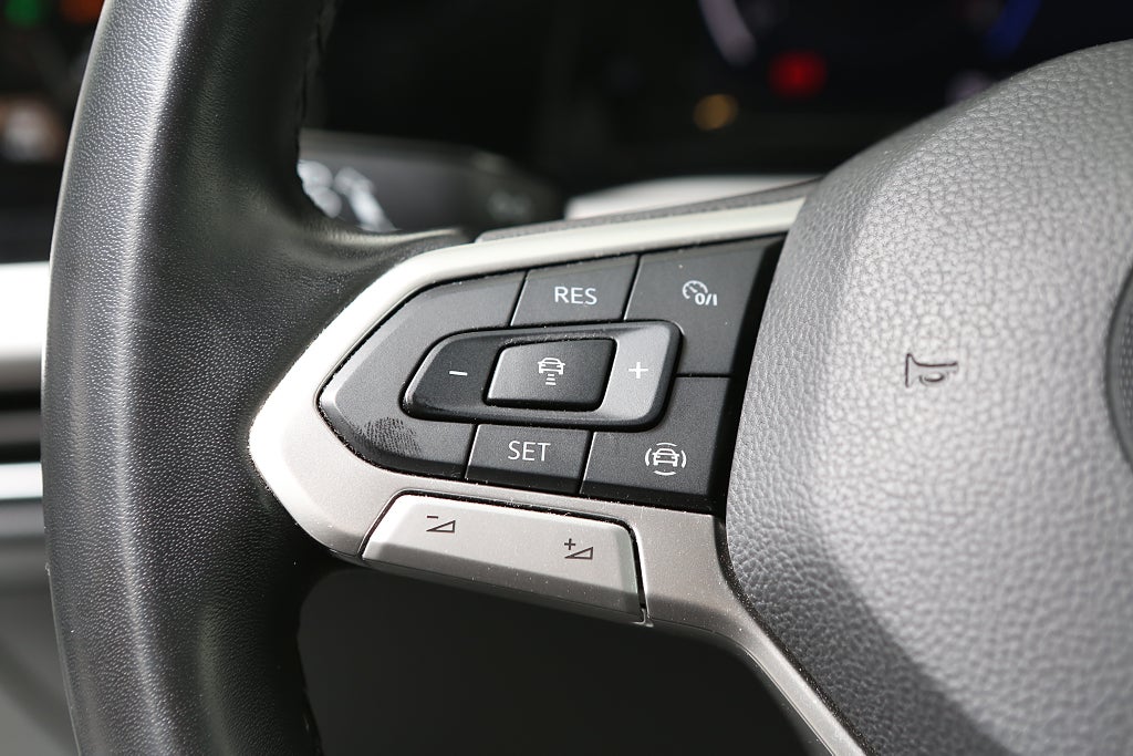 Volkswagen Golf 1,0 TSI 110HK P-Värmare Dragkrok Kamera 2022