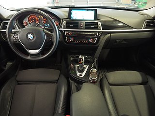 Sedan BMW 330e 14 av 22