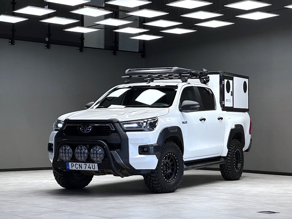 Toyota Hilux Dubbelhytt 2.8 4WD Invincible/Hundkåpa/Backkamera/Drag/