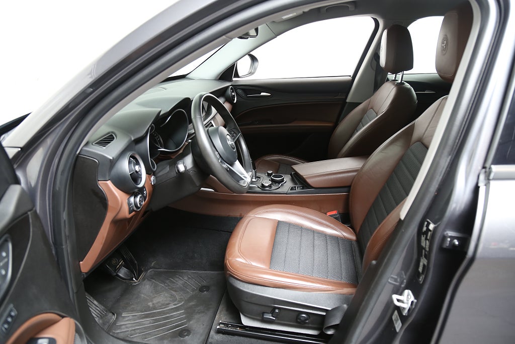 Alfa Romeo Stelvio 2,2 JTD 16V Q4 210hk Aut Webasto Dragkrok 2017