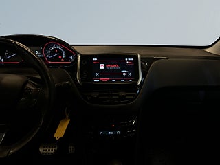 Peugeot 2008 1.2 PureTech 110 EAT GT P-Sens/MoK-Värm/Pano/SoV-Däck – bild 11