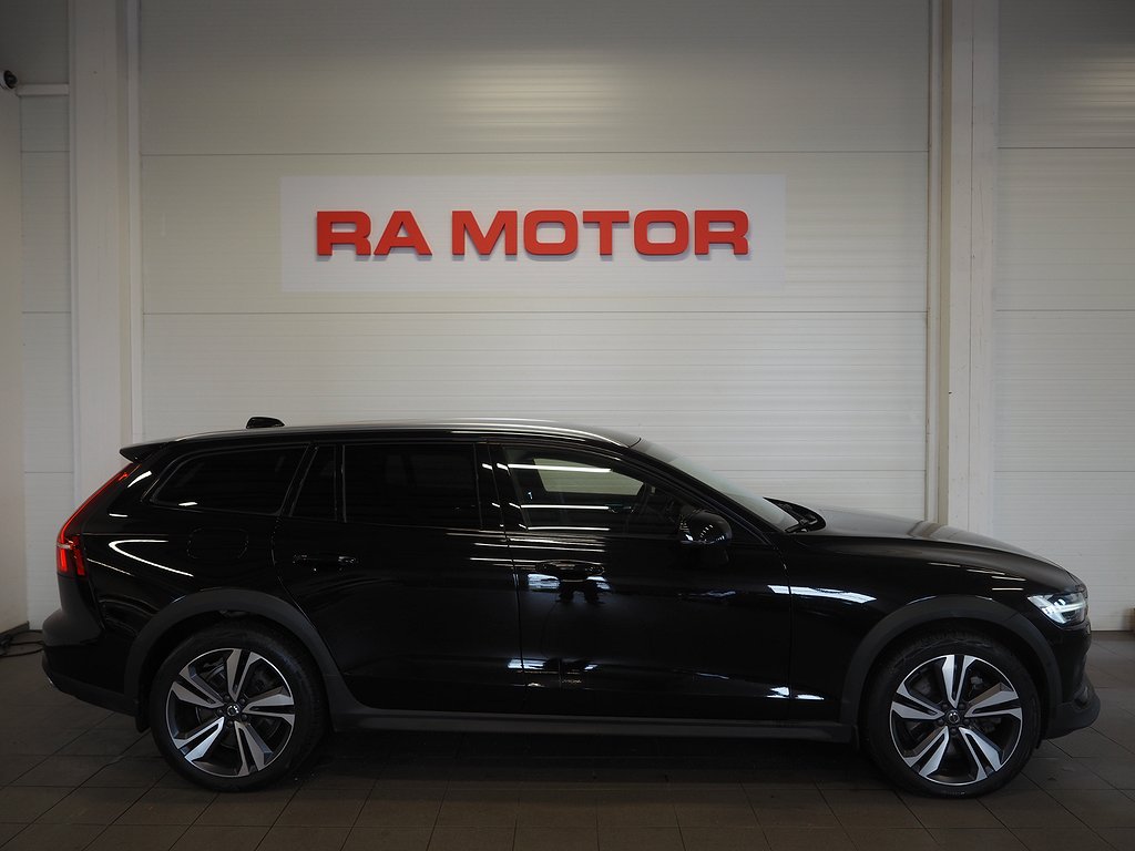 Volvo V60 Cross Country B4 AWD 197hk B-Kamera GPS VOC Drag 2022