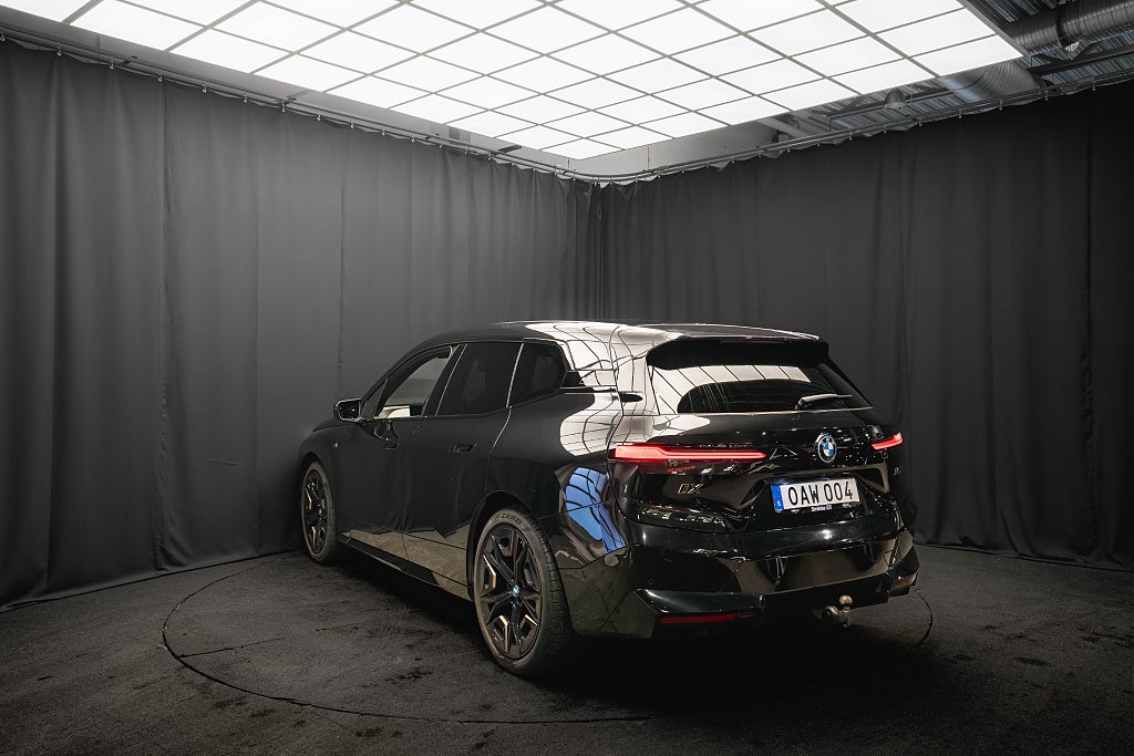 BMW iX M60 B&W PANO LUFT 22'' BAKAXELSTYRNING DRAG MAX MOMS