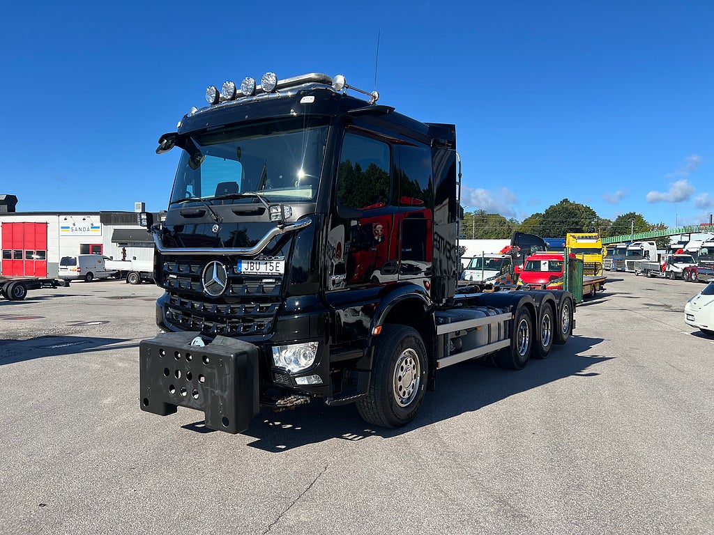 Mercedes-Benz Arocs 3251 Tridem Lastväxlare, Fullt Plogutrustad