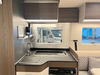 Husbil-halvintegrerad Adria MATRIX SUPREME 670 DL 18 av 28