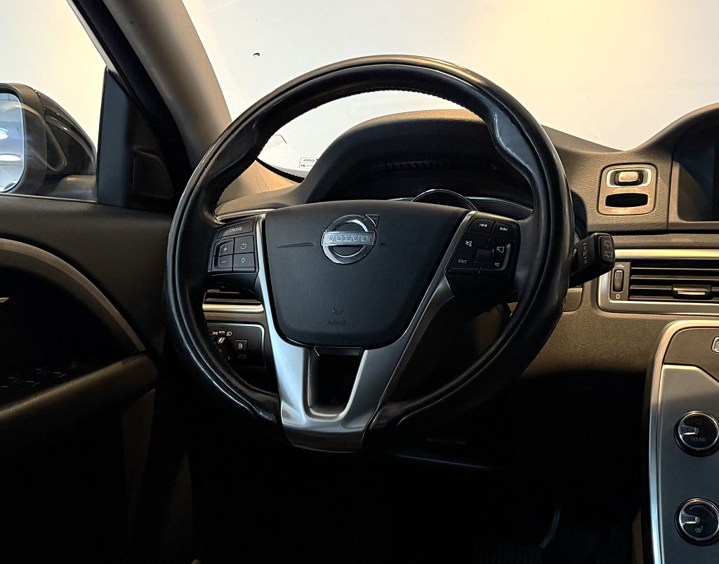 Volvo V70 D2 Geartronic MOMENTUM DRAGKROK FULLSERVAD RATTVÄRME
