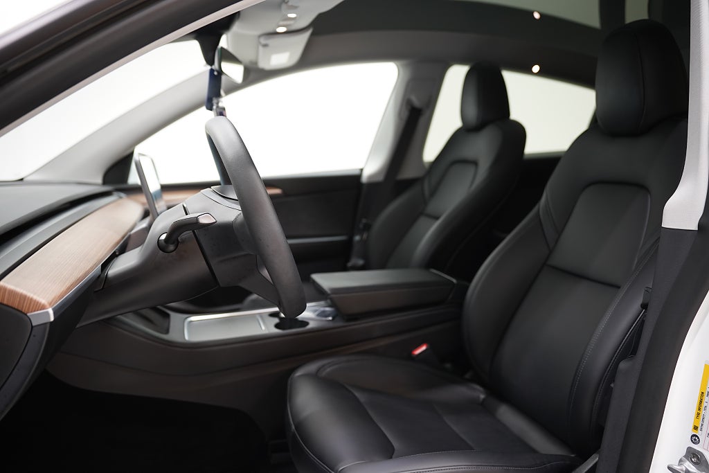 Tesla Model Y Standard Range 299hk / Dragkrok / En ägare