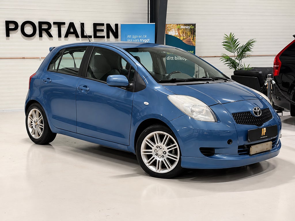 Toyota Yaris 5-dörrar 1.3 VVT-i Euro 4 Nybesiktad Fina Vinterdäck 