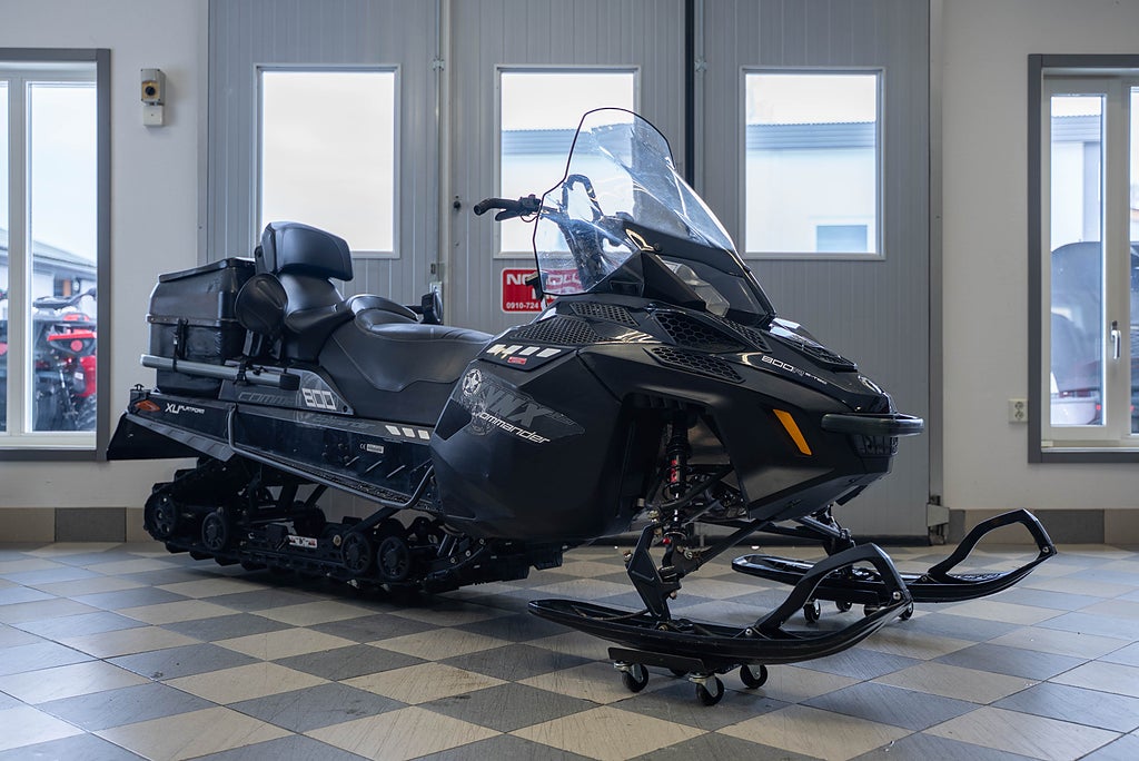 Lynx Commander 800 E-TEC