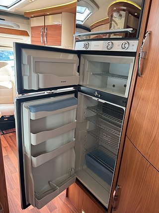 Husbil-integrerad Hymer Eriba 773 IVECO 170HK AUT 11 av 26