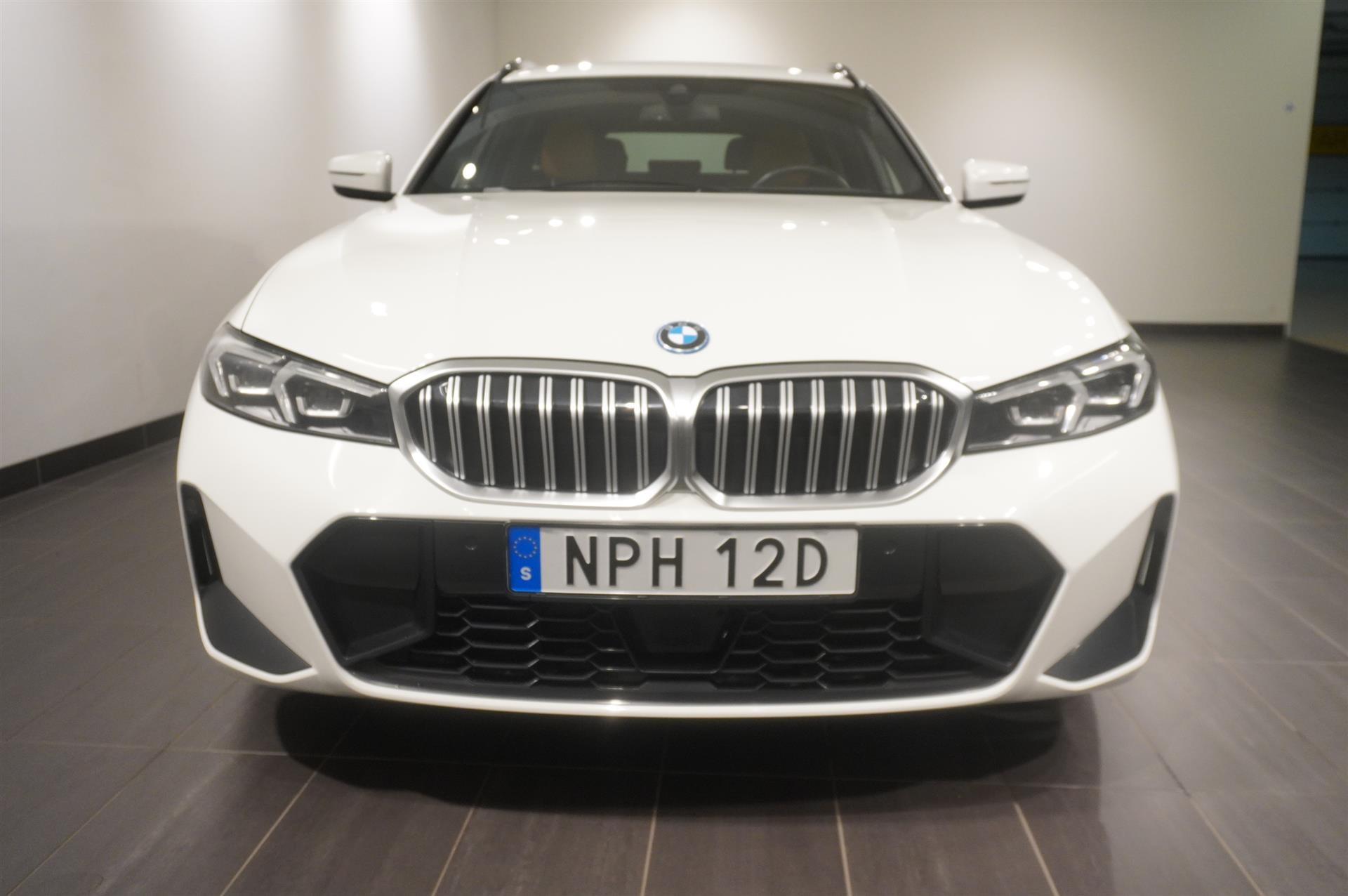 BMW 330 e xDrive Touring 2025, photo 2/45