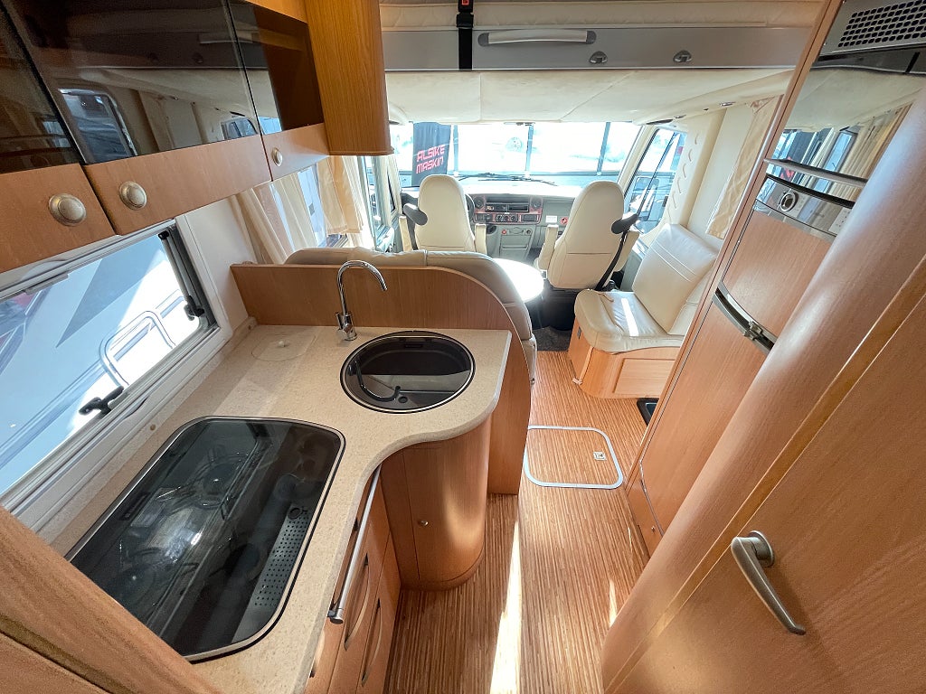 Adria Vision 707 SL /AC bodel/Solcell x2/Ugn/Taksäng/Långbäddar/Fint s - Adria