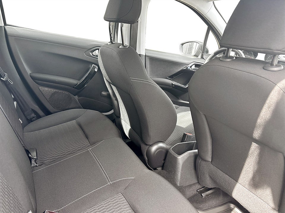 Bild på Peugeot 208 5D Active Style 1.2 PT 82hk Aut PANO