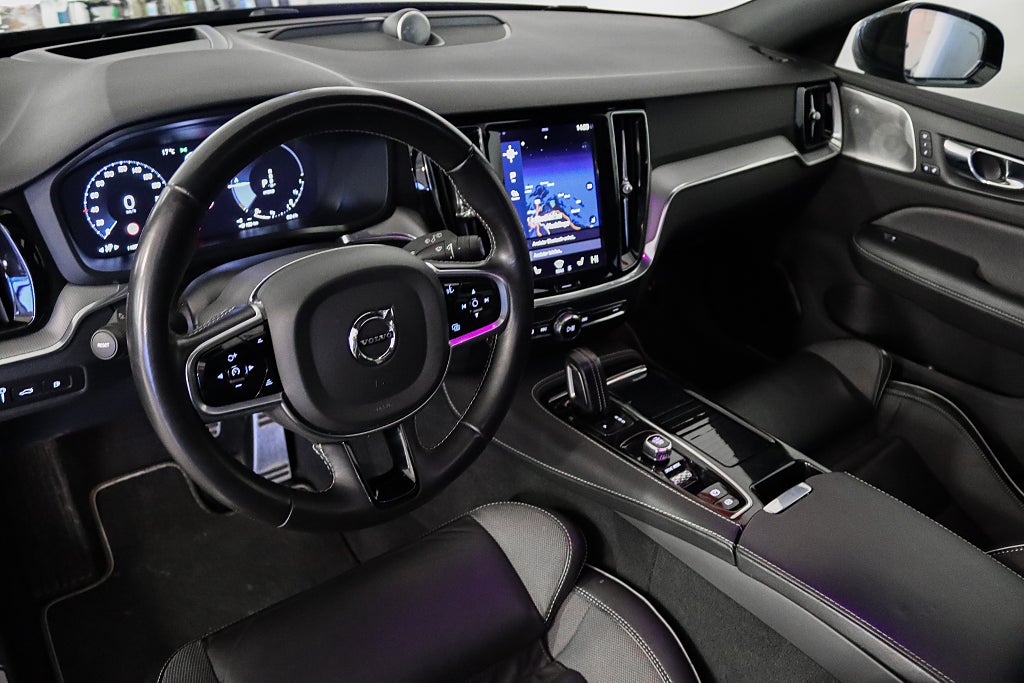 Volvo V60 Recharge T6 AWD R-Design B&W Panorama HuD Drag