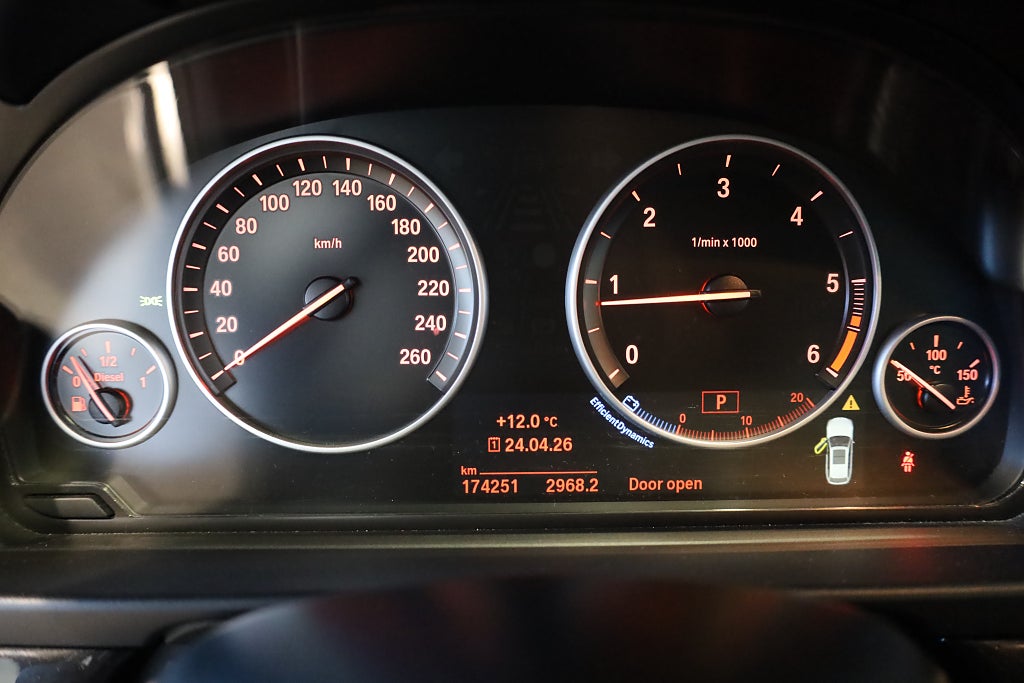 BMW 520d Touring AUT Drag Läder PDC Connected Blåtand Rattvärme