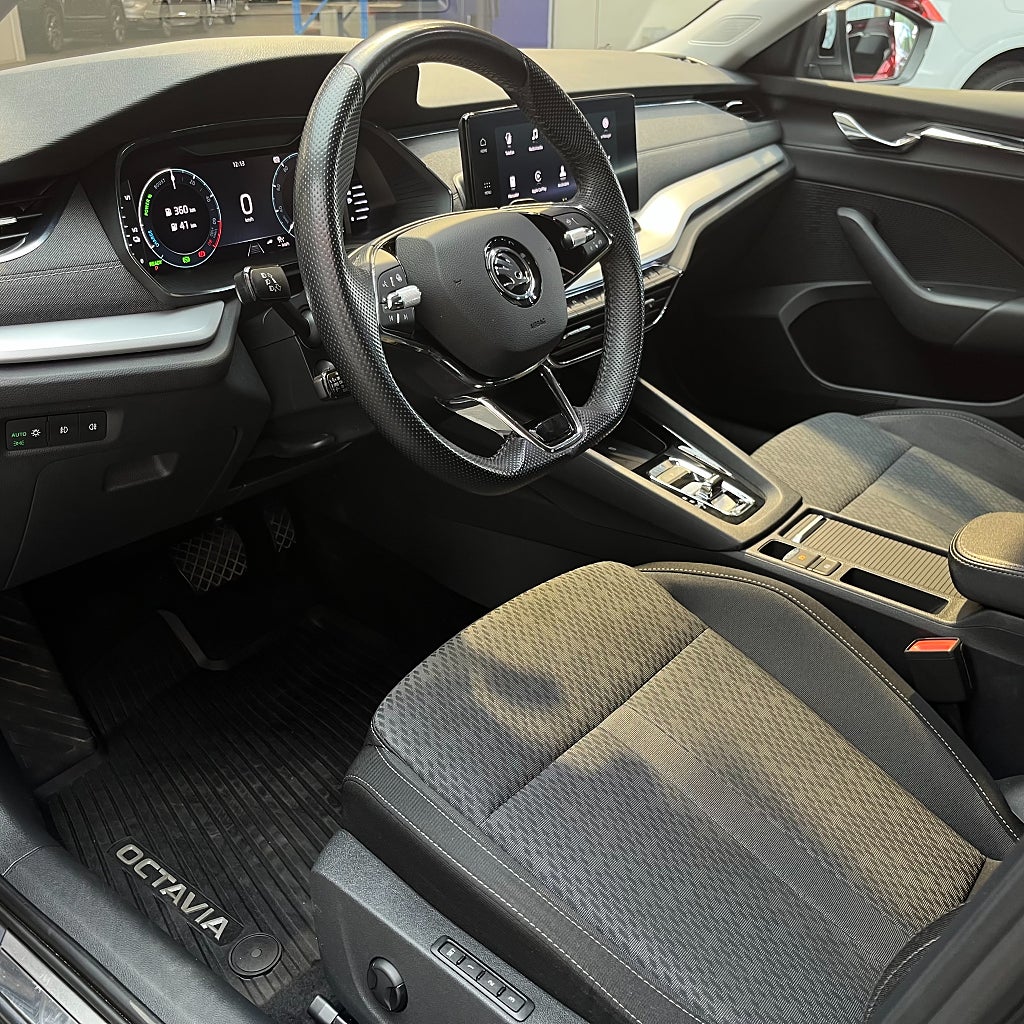 Skoda Octavia Kombi iV Style Carplay Backkamera Värmare Rattvär