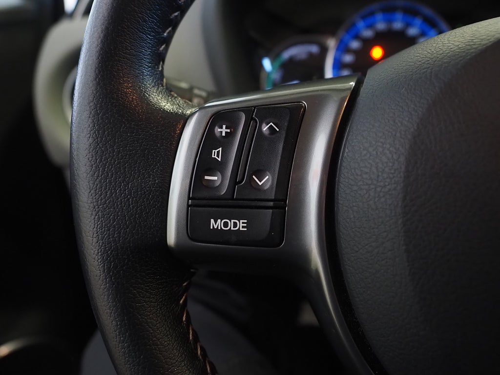 Toyota Yaris Hybrid e-CVT 101hk | Edition Feel | Navi | Värmare | 2015