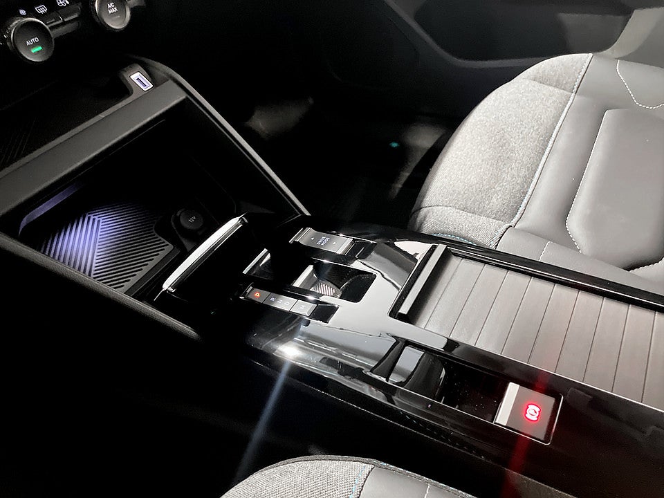 Bild på Citroën C4-X Shine 1.2 PT 130hk Aut P-SENSORER CARPLAY