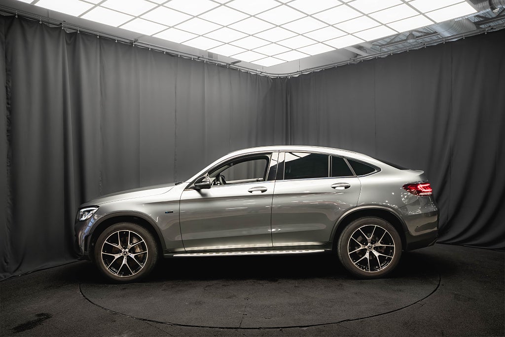 Mercedes-Benz GLC 300 e Coupé 4M AMG PANO DESIGNO BUR DRAG 360° HUD MOMS