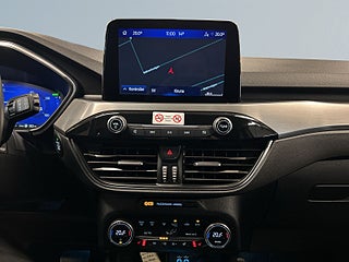 Ford Kuga Plug-In Hybrid E-CVT Kamera/M-Värmare/Xtraljus/S&V-Däck – bild 11